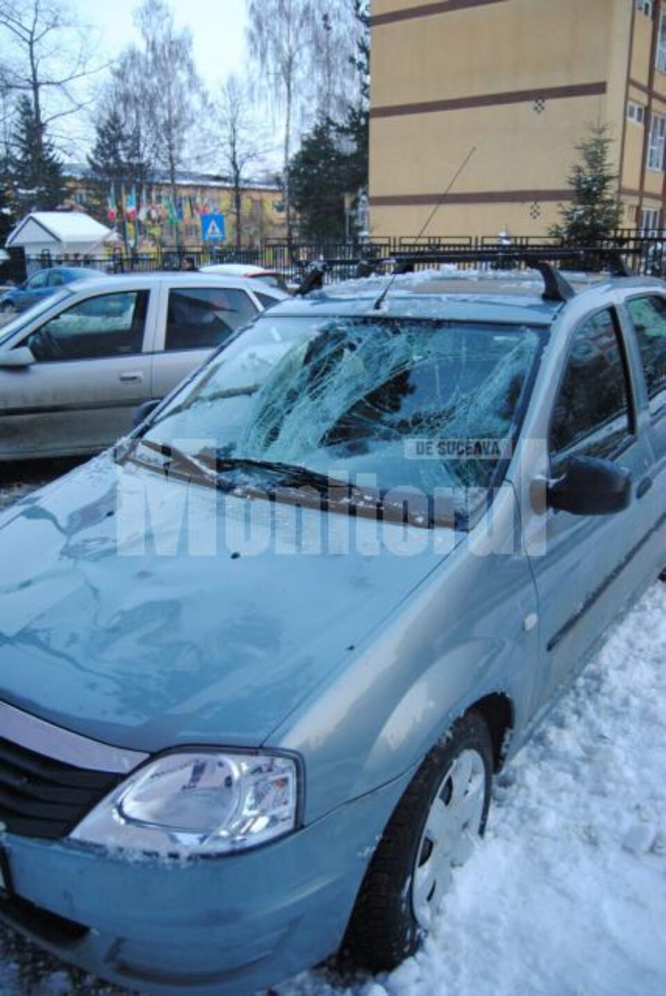 Cele trei mașini avariate peste drum de Colegiul Național de Informatică
