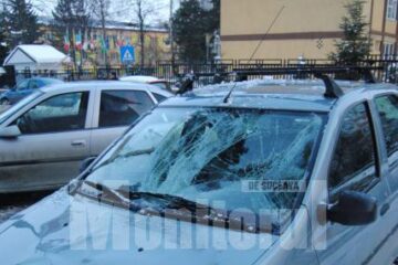Cele trei mașini avariate peste drum de Colegiul Național de Informatică