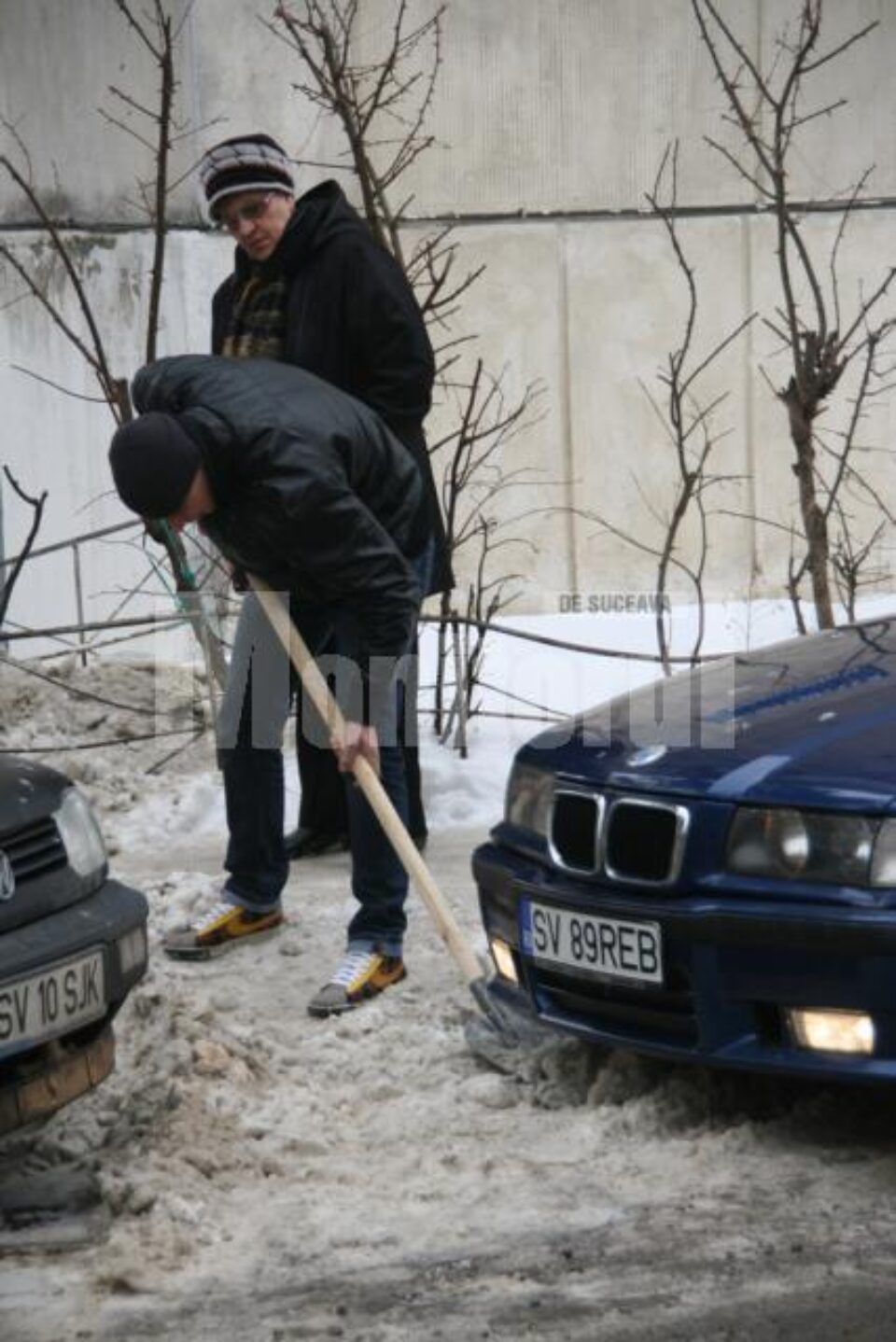 Mașini cu roțile afundate în zăpadă