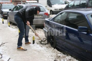 Mașini cu roțile afundate în zăpadă