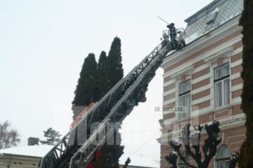 Pentru îndepărtarea gheții, pompierii au acționat cu ajutorul autoscării mecanice