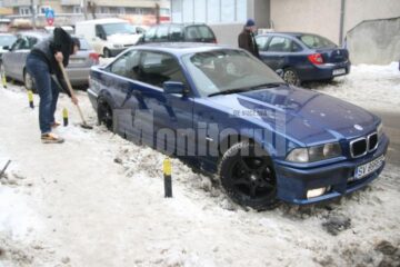 Mașini cu roțile afundate în zăpadă