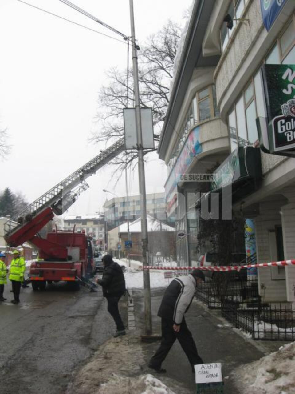 Pompierii au intervenit pentru că exista riscul ca zăpada să accidenteze serios un trecător Pompierii au intervenit pentru că exista riscul ca zăpada să accidenteze serios un trecător