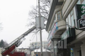 Pompierii au intervenit pentru că exista riscul ca zăpada să accidenteze serios un trecător