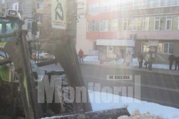 Zăpada care încurca circulația este dusă la groapa de gunoi
