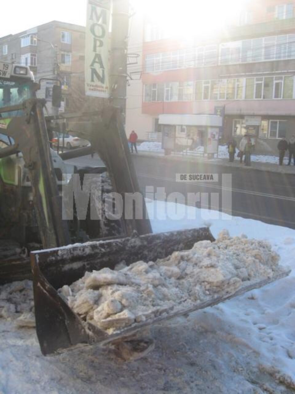 Zăpada care încurca circulația este dusă la groapa de gunoi