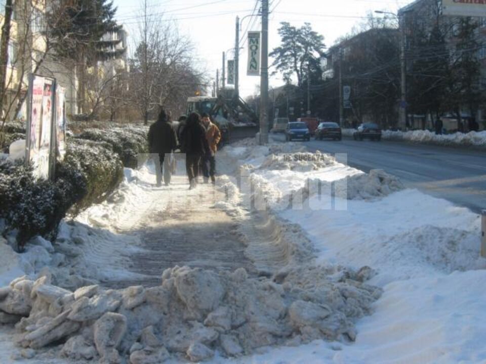 Zăpada care încurca circulația este dusă la groapa de gunoi