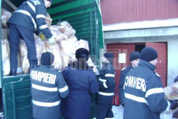 Un camion al ISU Suceava, încărcat cu alimente strânse prin donații, a plecat ieri dimineața spre Buzău