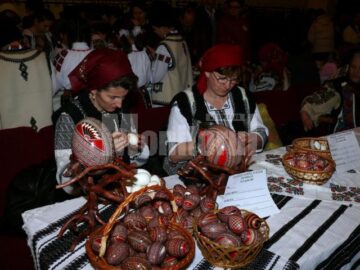 La Festivalul Național al Ouălor Încondeiate de la Ciocănești sunt așteptați artiști încondeietori de ouă din toată țara