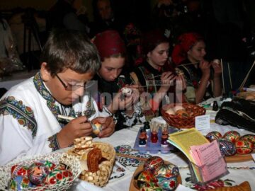 La Festivalul Național al Ouălor Încondeiate de la Ciocănești sunt așteptați artiști încondeietori de ouă din toată țara