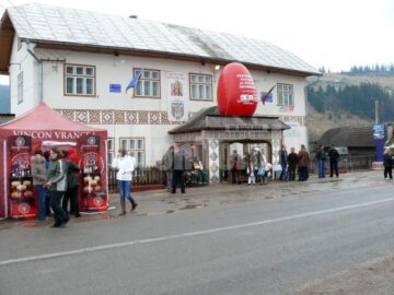 La Festivalul Național al Ouălor Încondeiate de la Ciocănești sunt așteptați artiști încondeietori de ouă din toată țara