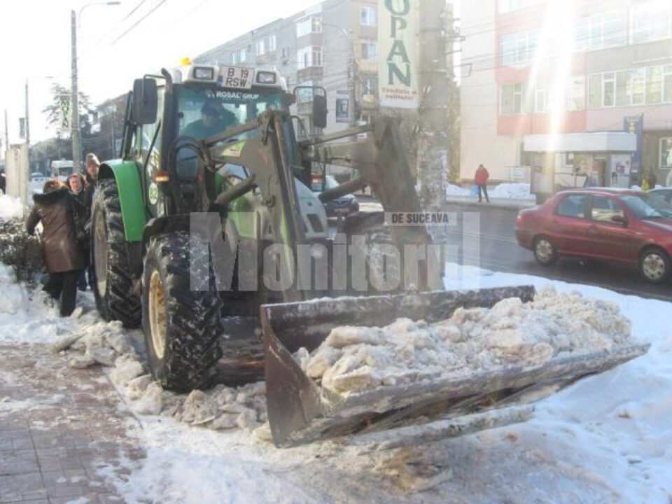 Zăpada care încurca circulația este dusă la groapa de gunoi