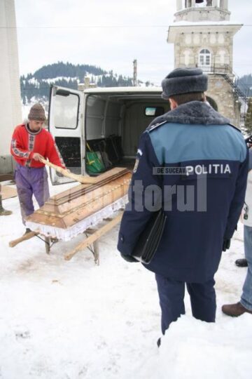 Cadavrul a fost deshumat și transportat la morgă, pentru efectuarea necropsiei