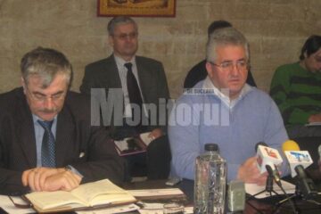 Primarul Ioan Lungu și reprezentanții firmei Loial, care au realizat modernizarea iluminatului public