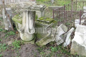 Fragmente de monumente funerare - Vechiul cimitir din incinta Mănăstirii Sf. Ioan