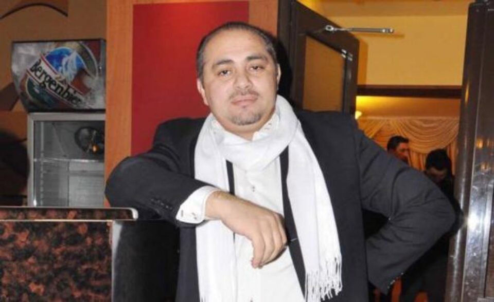 Interlopul ieșean Cosmos Tănase, arestat zilele trecute la el acasă, a încercat să vândă droguri și pe piața din Suceava. Foto:antidotul.ro Interlopul ieșean Cosmos Tănase, arestat zilele trecute la el acasă, a încercat să vândă droguri și pe piața din Suceava. Foto:antidotul.ro