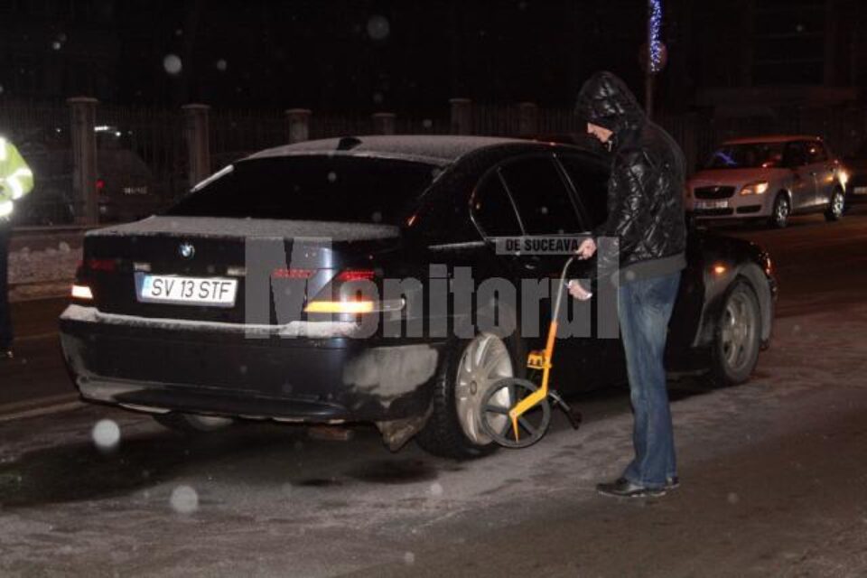 Șoferul BMW-ului a dat cu mașina peste două persoane, Stoian T. și Gabriela T., soț și soție, care traversau regulamentar strada Șoferul BMW-ului a dat cu mașina peste două persoane, Stoian T. și Gabriela T., soț și soție, care traversau regulamentar strada