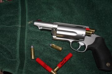 Revolver cu glonț de calibru 410. Foto: photobucket.com