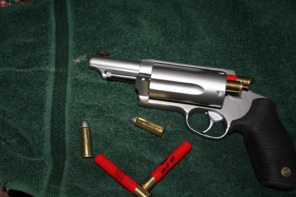 Revolver cu glonț de calibru 410. Foto: photobucket.com