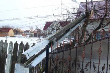 O autospecială a rupt trei stâlpi de energie electrică. Foto: videoStudio Rădăuți