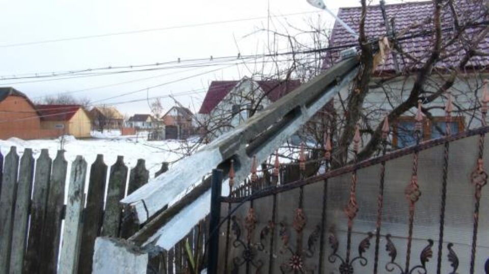 O autospecială a rupt trei stâlpi de energie electrică. Foto: videoStudio Rădăuți