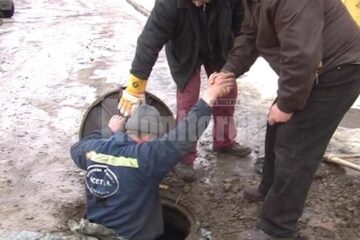 Echipă de intervenție a ACET care încearcă să găsească soluții în cazul conductelor înghețate