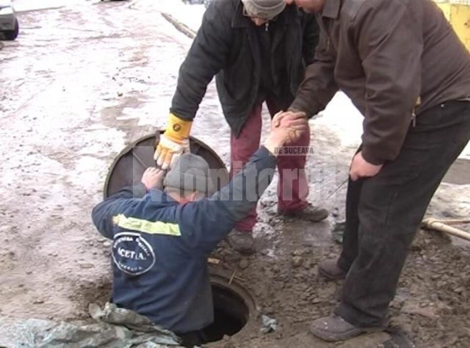 Echipă de intervenție a ACET care încearcă să găsească soluții în cazul conductelor înghețate Echipă de intervenție a ACET care încearcă să găsească soluții în cazul conductelor înghețate