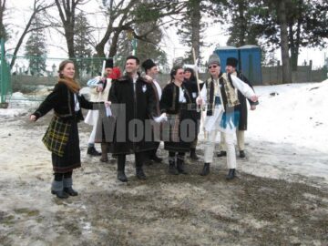 Joc în fața casei miresei
