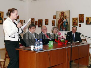 Cartea “Povești cu zăpezi trecătoare și ghiocei nemuritori”, semnată de jurnalista și scriitoarea Doina Cernica, a fost prezentată de muzeografa Gabriela Curtui