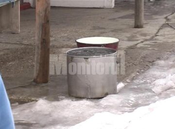 Pentru a avea apă, locuitorii din Ițcani strâng și apa ce se scurge de pe streșinile caselor