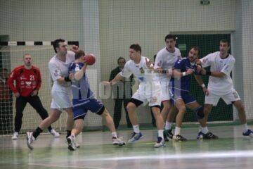 Universitarii (în alb) se mențin pe locul trei după șapte victorii consecutive în acest sezon