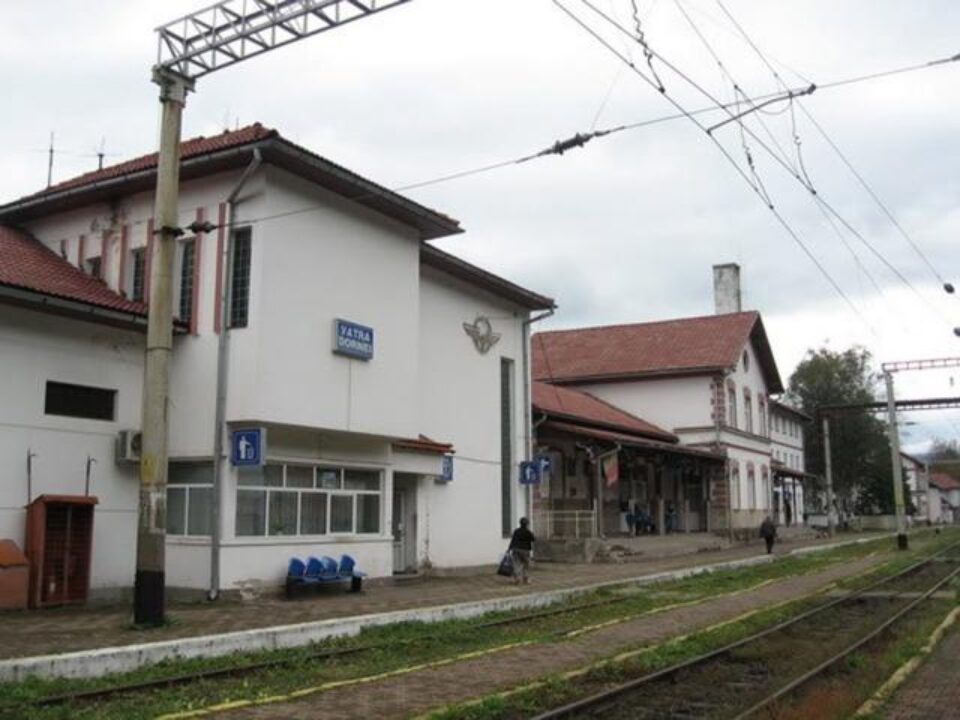 Gara Vatra Dornei, locul în care lucrează polițistul și impiegat. Foto: Tudosă Mihai Marian Gara Vatra Dornei, locul în care lucrează polițistul și impiegat. Foto: Tudosă Mihai Marian