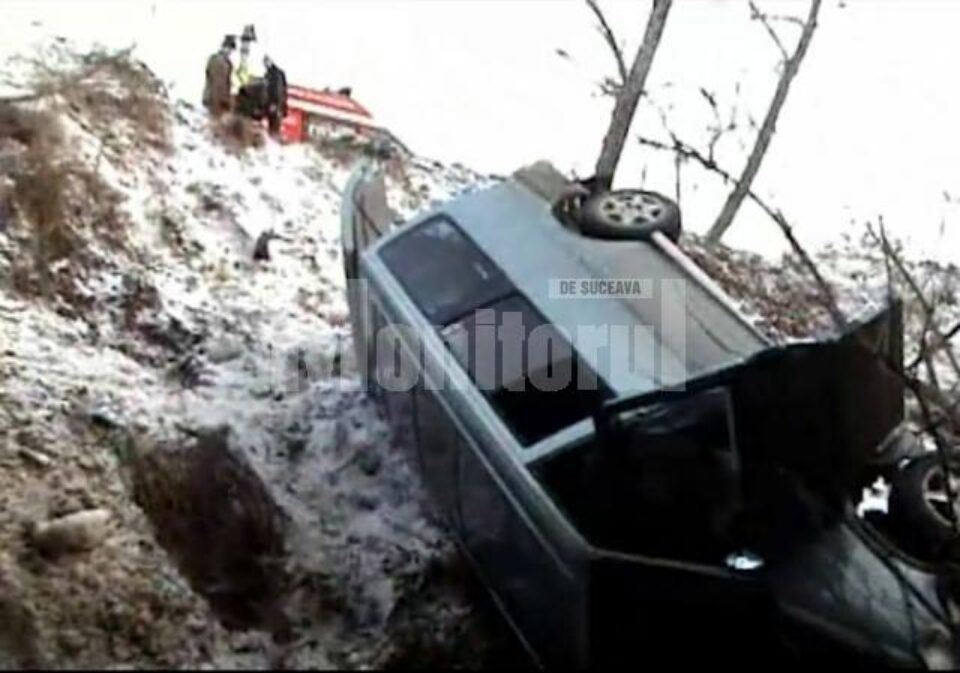 În mașină se aflau membrii unei familii din Suceava, soț, soție și doi copii