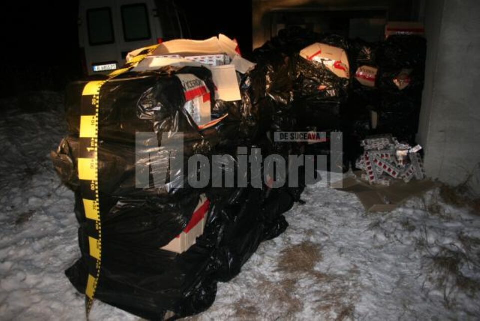 Aproape 35.000 de pachete de țigări de contrabandă au fost descoperite într-o autoutilitară înmatriculată în Bulgaria