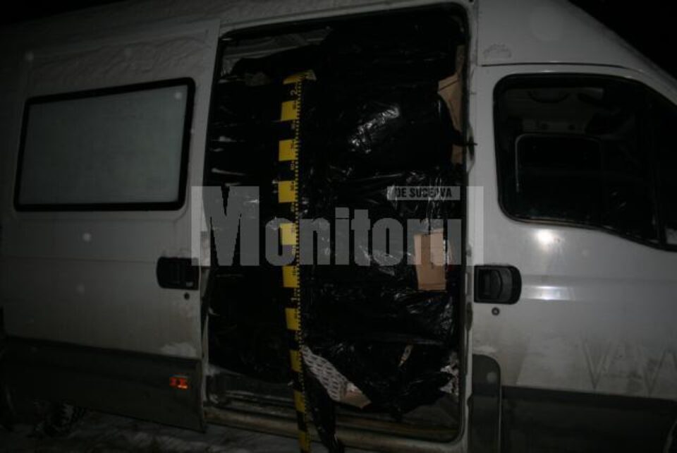 Aproape 35.000 de pachete de țigări de contrabandă au fost descoperite într-o autoutilitară înmatriculată în Bulgaria