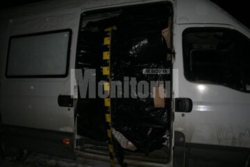 Aproape 35.000 de pachete de țigări de contrabandă au fost descoperite într-o autoutilitară înmatriculată în Bulgaria