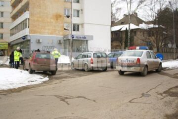 Un echipaj de poliție a ajuns la fața locului și a fotografiat mașinile