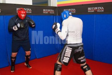 Ghiță Ignat și Andreas „Big Daddy” Kraniotakes se pregătesc intens în sala MMA din Suceava