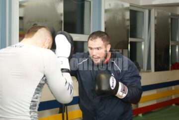 Ghiță Ignat și Andreas „Big Daddy” Kraniotakes se pregătesc intens în sala MMA din Suceava