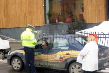 Șoferițele, dar și șoferii au primit ieri mărțișoare de la Poliția Rutieră