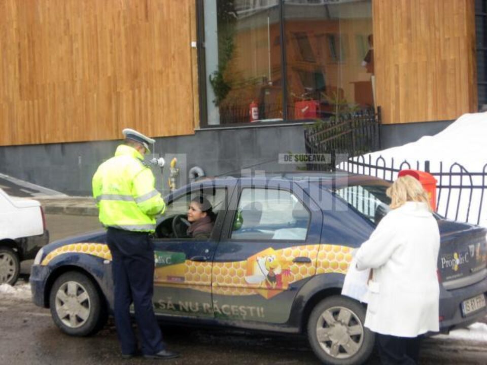 Șoferițele, dar și șoferii au primit ieri mărțișoare de la Poliția Rutieră