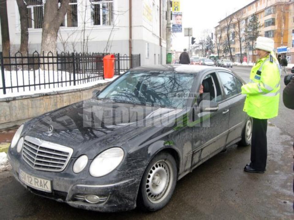 Șoferițele, dar și șoferii au primit ieri mărțișoare de la Poliția Rutieră