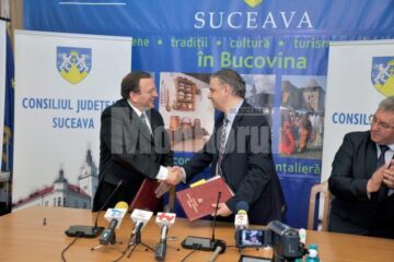 Președintele Consiliului Județean Suceava, Gheorghe Flutur, și ministrul Dezvoltării Regionale și Turismului, Cristian Petrescu