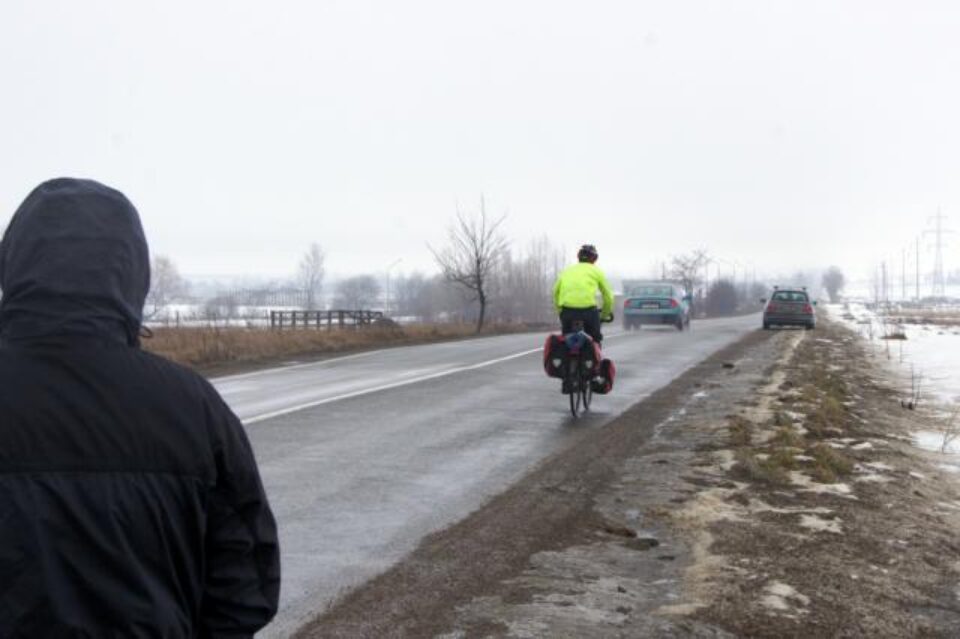 Simon Hutchinson a plecat ieri din Siret, dar se află abia în prima parte a cursei în jurul lumii. Foto: Atycon
