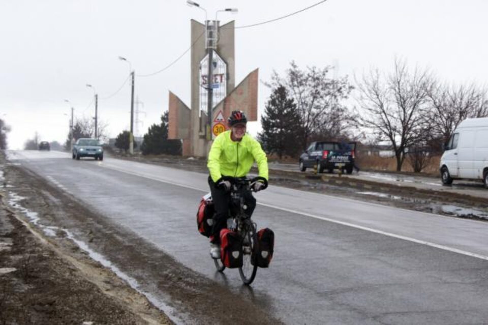 Simon Hutchinson a plecat ieri din Siret, dar se află abia în prima parte a cursei în jurul lumii. Foto: Atycon