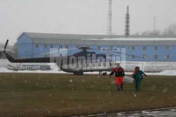 Un elicopter al Unității Speciale de Aviație a aterizat pe stadionul Areni pentru a o prelua pe fetiță și a o transporta la București