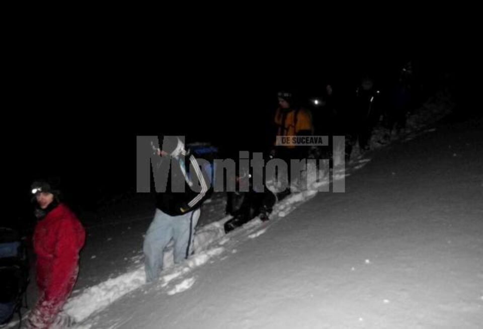 Cei nouă turiști nu și-au mai putut continua drumul și au cerut ajutorul salvamontiștilor din Vatra Dornei Cei nouă turiști nu și-au mai putut continua drumul și au cerut ajutorul salvamontiștilor din Vatra Dornei