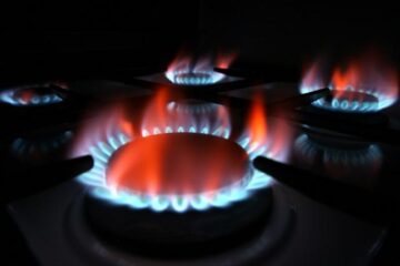 Atunci când simt miros de gaz în interiorul locuinței, consumatorii sunt îndrumați să stingă toate focurile și să nu verifice cu flacără instalațiile de gaze. Foto: MEDIAFAX
