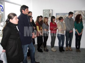 Profesorii coordonatori Oana Chunchișan și Narcis Tabarcea cu elevii expozanți