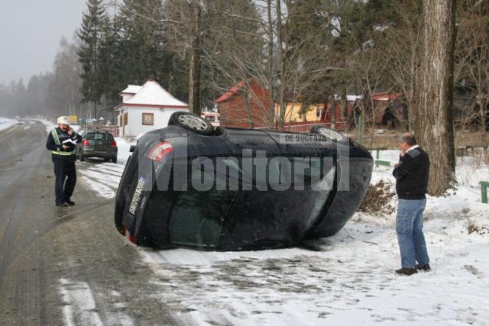 În zona cabanei Ilișești, un autoturism a derapat din cauza poleiului, s-a izbit de un mal de pământ, iar apoi s-a răsturnat pe carosabil